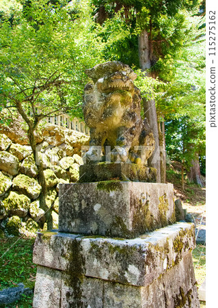 Moss-covered lion statues that give a sense of history [Omiya Shrine] 115275162