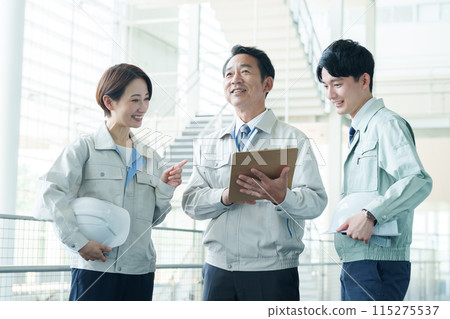 現場工作人員和工程師開會 115275537