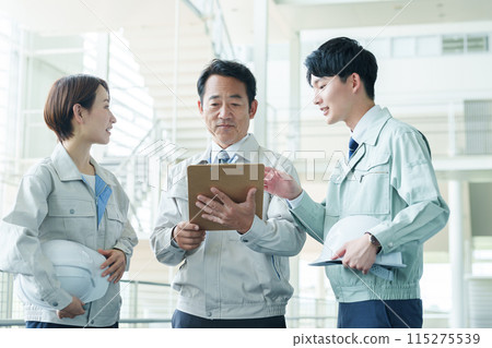 現場工作人員和工程師開會 115275539