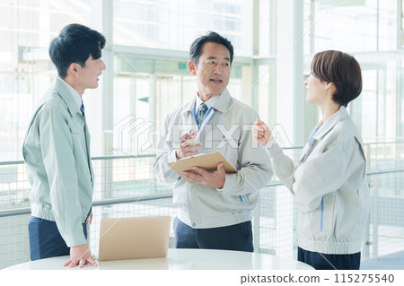 現場工作人員和工程師開會 現場工作人員和工程師開會 115275540