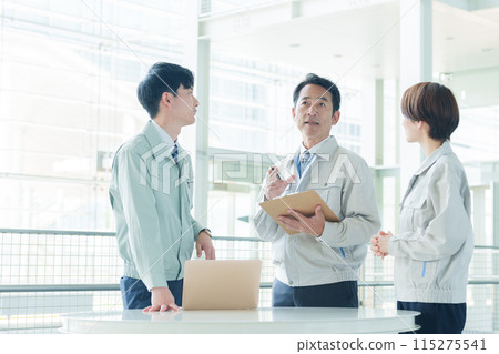 現場工作人員和工程師開會 115275541