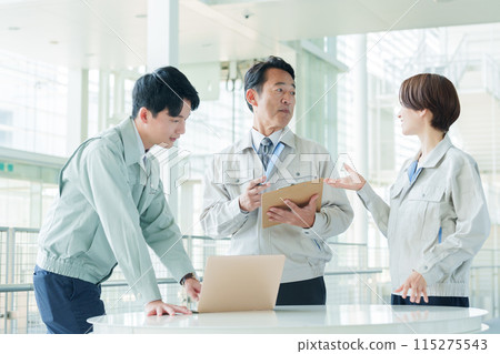 現場工作人員和工程師開會 115275543