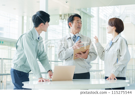 現場工作人員和工程師開會 115275544