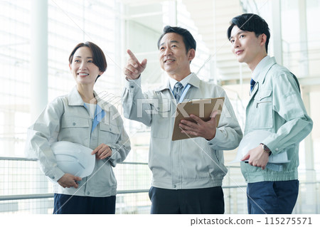 一名工人正在解釋工廠的情況 115275571