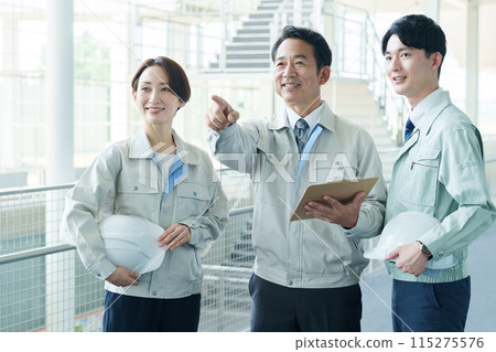 一名工人正在解釋工廠的情況 115275576