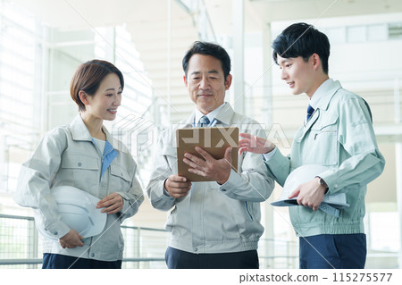 一名工人正在解釋工廠的情況 115275577