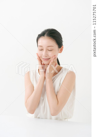 女性檢查你的皮膚 115275701