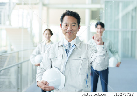 一名工人工程師正在做拳頭泵 115275728