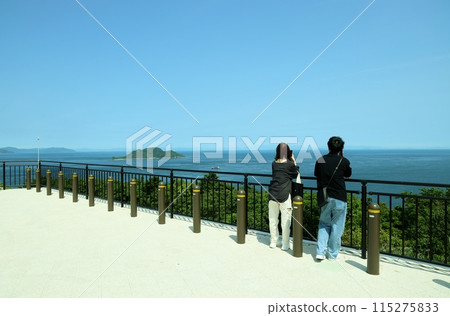 一對夫妻從關崎眺望東洋海峽 一對夫妻從關崎眺望東洋海峽 115275833