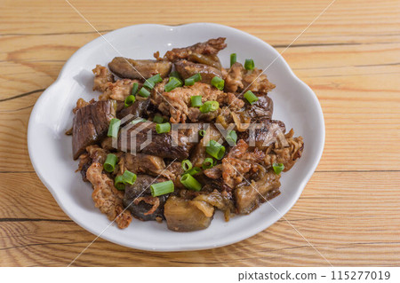 Pork and eggplant stir-fried with oyster sauce 115277019
