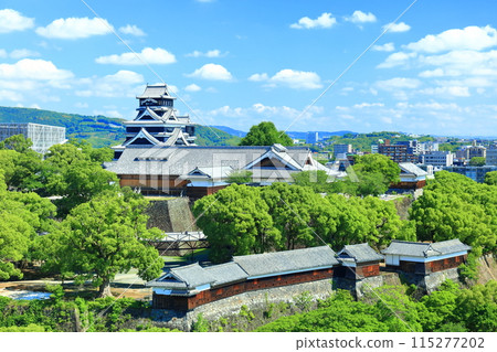 [Kumamoto Prefecture] Kumamoto Castle on a clear day (the castle tower, Honmaru Palace, and the Important Cultural Property turrets) 115277202