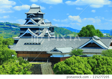 [Kumamoto Prefecture] Kumamoto Castle on a clear day (the castle tower and Honmaru Palace) 115277205