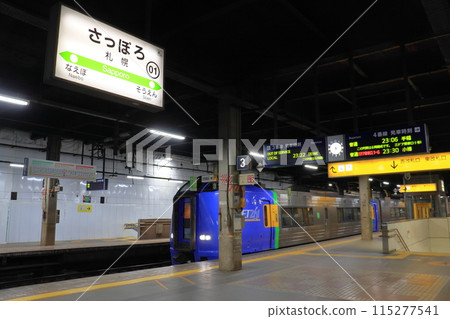深夜的札幌車站，特急宗谷號抵達 115277541