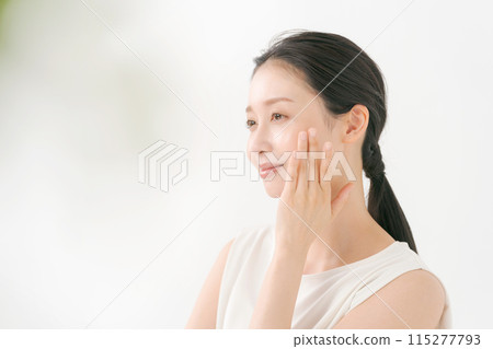 手放在臉頰上微笑的女人 手放在臉頰上微笑的女人 115277793