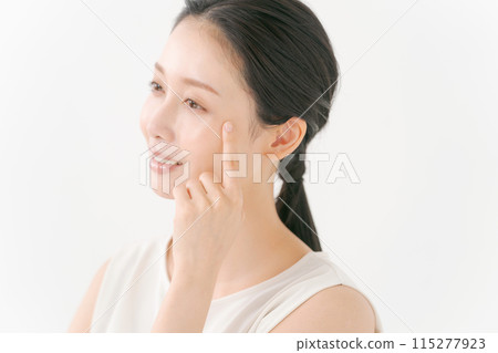 A woman pointing at her eyes 115277923