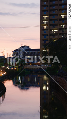 黃昏的城市景觀與河流倒影 115278206