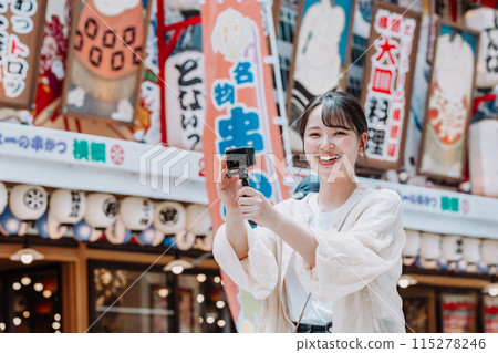 一名女子在大阪新世界拍攝視頻 115278246