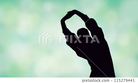 一個女人的剪影上半身，手指交叉，伸展在頭上，身體傾斜_綠色模糊背景 115279441