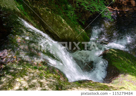 [Shinjo] Atera no Nanataki waterfalls, with the water flowing down from upstream 115279484