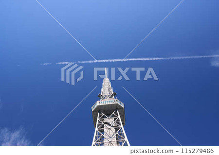 [Nagoya] Blue sky and contrails above the TV tower 115279486