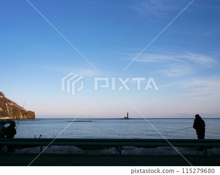 冬天的北海道積丹半島，早上從燭岩觀景停車場看到的燭岩 115279680