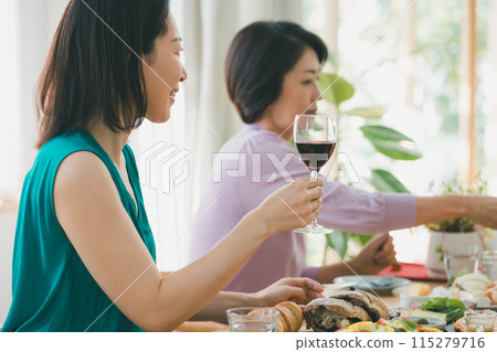 cheer, toast, toasting 115279716