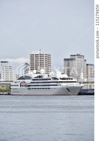 拍攝初夏時節停靠在北海道函館市函館港的Le Soléal遊輪的風景。 115279850