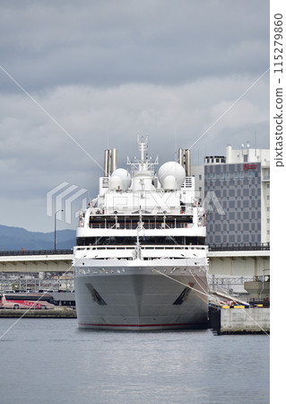 拍攝初夏時節停靠在北海道函館市函館港的Le Soléal遊輪的風景。 115279860