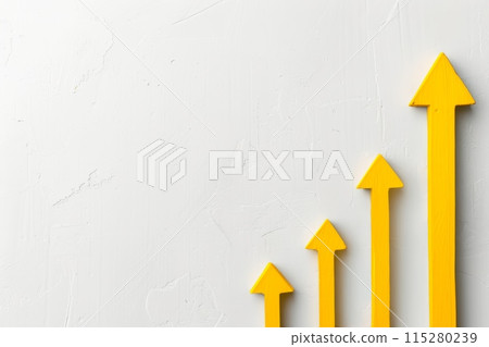 白色的牆壁背景和象徵成長和進步的多層黃色箭頭。 白色的牆壁背景和象徵成長和進步的多層黃色箭頭。 115280239