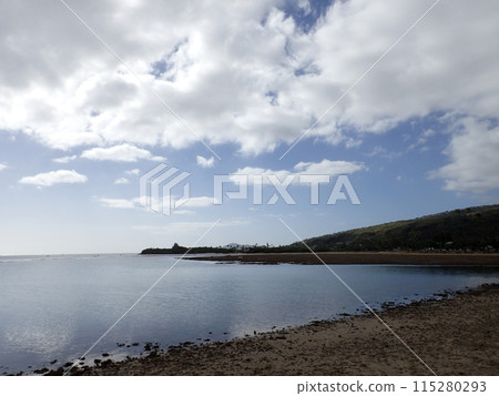 Rocky Shoreline beach along Maunalua Bay 115280293