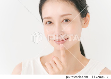 一個女人照顧她的皮膚的肖像 115280697