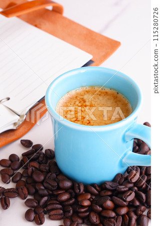 Cafe latte, a coffee made by adding a lot of milk to espresso, and dark roasted coffee beans 115280726