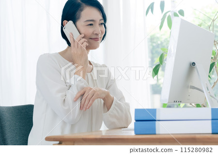 女商人談話在智能手機 115280982