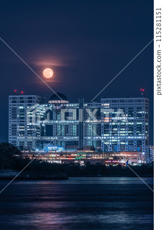 Tokyo Odaiba and full moon scenery 115281151