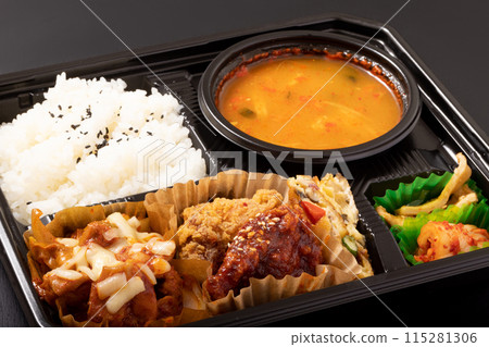 [Korean food lunch box] Jjigae and cheese tteokbokki Yangnyeom chicken lunch box 115281306