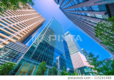 日本東京城市景觀，俯瞰大手町的摩天大樓。右邊是大手町公園大廈，中間是大手町一號 = 五月 115281489