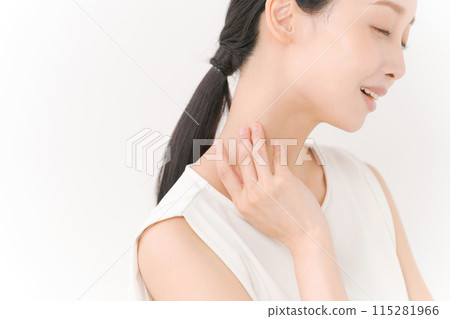一個長黑髮的女人的側面 115281966