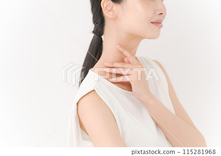 Profile of a woman with long black hair Profile of a woman with long black hair 115281968