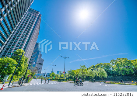 日本東京城市景觀 一條自行車道禁止汽車通行。鮮綠大手町 = 5 月 5 日（GW） 115282012
