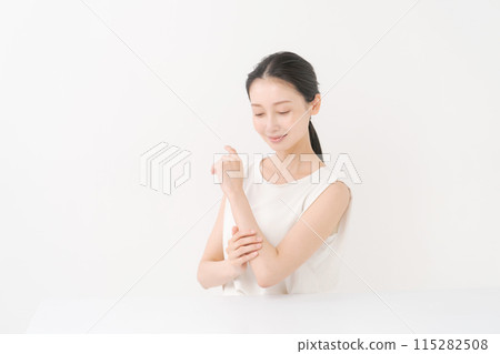 檢查皮膚的年輕女子 115282508