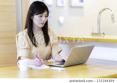 在餐桌上學習的女人 115284364