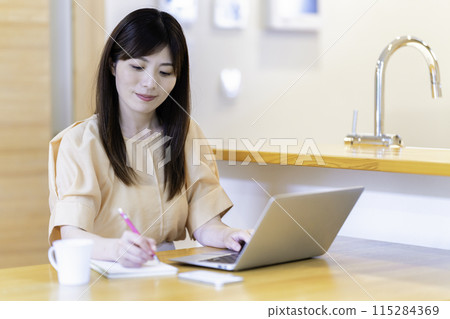 在餐桌上學習的女人 115284369