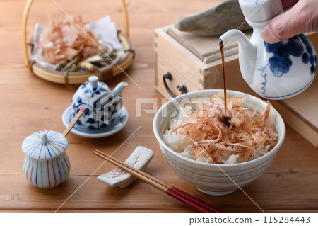 Pouring soy sauce on bonito rice (nekomanma) Pouring soy sauce on bonito rice (nekomanma) 115284443