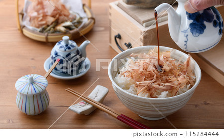 在米飯上撒上醬油(nekomanma) 在米飯上撒上醬油(nekomanma) 115284444