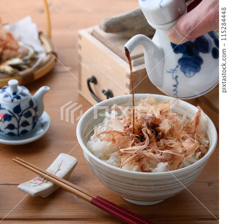 在米飯上撒上醬油(nekomanma) 在米飯上撒上醬油(nekomanma) 115284448