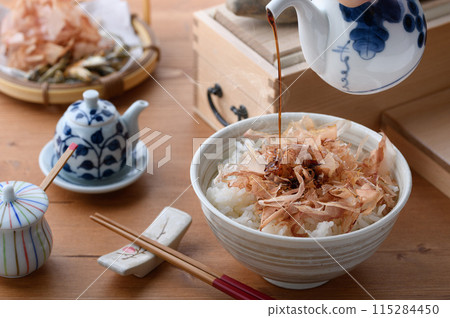 在米飯上撒上醬油(nekomanma) 在米飯上撒上醬油(nekomanma) 115284450