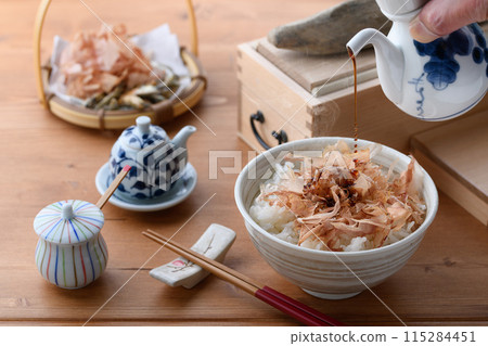 在米飯上撒上醬油(nekomanma) 在米飯上撒上醬油(nekomanma) 115284451