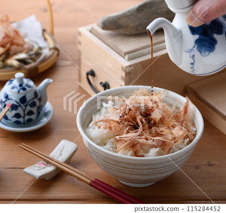 在米飯上撒上醬油（nekomanma） 115284452