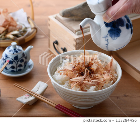 在米飯上撒上醬油（nekomanma） 115284456