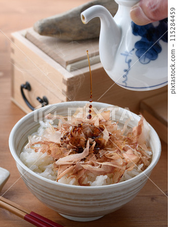 Pouring soy sauce on bonito rice (nekomanma) 115284459